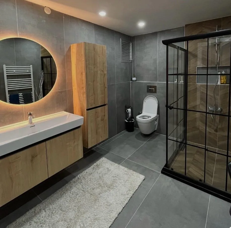 Gri Fayans ve Ahşap Dolaplı Banyo Tadilatı - fotoğraf 1