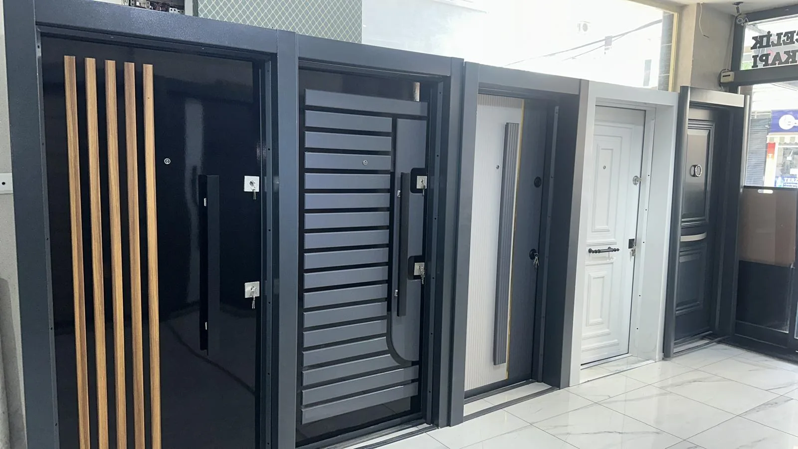Özel İmalat Çelik Kapı ve Dükkân Showroom Modelleri - fotoğraf 1