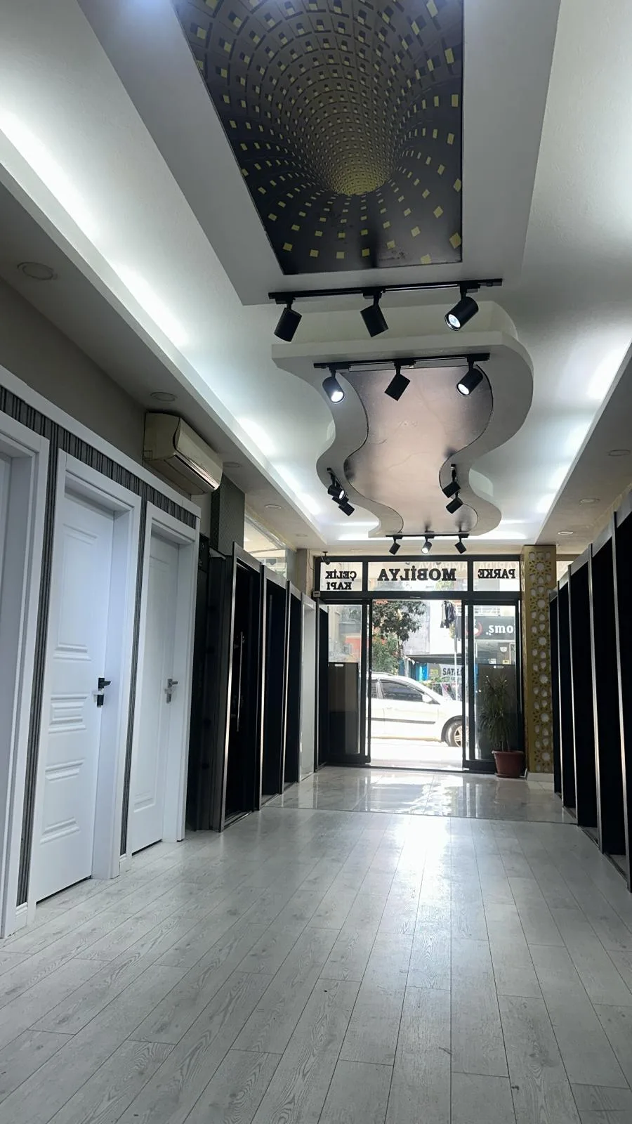 Özel İmalat Çelik Kapı ve Dükkân Showroom Modelleri - fotoğraf 4
